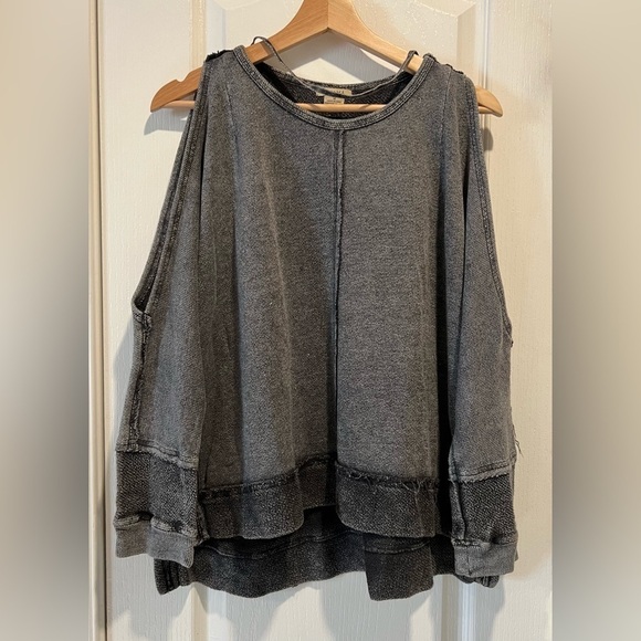 Anama cotton blend cold shoulder distressed top size medium. - Picture 2 of 4